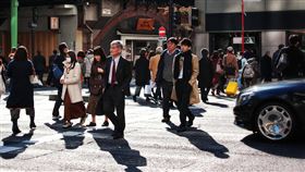 日本上班族，走路。（圖／翻攝自pixabay）