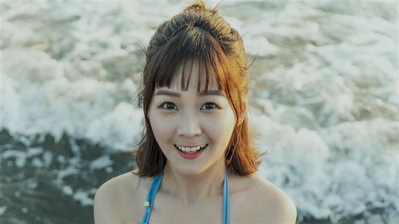 啦啦隊女神曬背部全裸　這條件轉正面