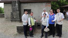 黃偉哲視察菁埔埤抽水站（2）台南市長黃偉哲（前右3）20日視察菁埔埤抽水站，並慰勞相關人員。中央社記者楊思瑞攝　109年7月20日