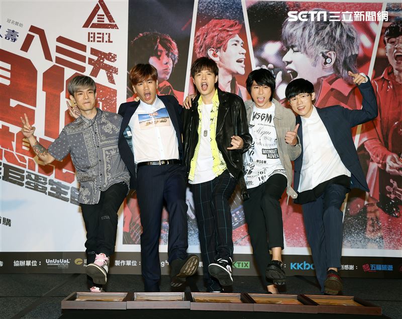 八三夭樂團團長兼鍵盤手小橘、主唱兼吉他手阿璞、貝斯手霸天、吉他手劉逼與鼓手阿電，發布「八三夭想見你想見你想見你」2020高雄巨蛋生日趴。