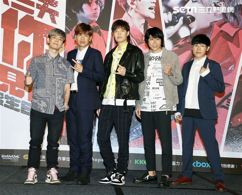 八三夭樂團團長兼鍵盤手小橘、主唱兼吉他手阿璞、貝斯手霸天、吉他手劉逼與鼓手阿電，發布「八三夭想見你想見你想見你」2020高雄巨蛋生日趴。