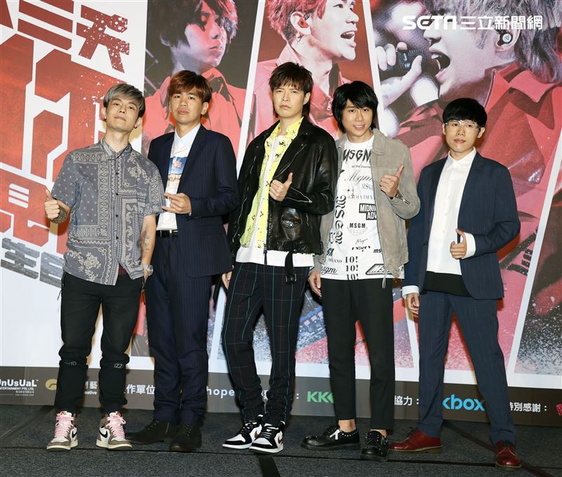 八三夭樂團團長兼鍵盤手小橘、主唱兼吉他手阿璞、貝斯手霸天、吉他手劉逼與鼓手阿電，發布「八三夭想見你想見你想見你」2020高雄巨蛋生日趴。（記者邱榮吉/攝影）