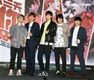 八三夭樂團團長兼鍵盤手小橘、主唱兼吉他手阿璞、貝斯手霸天、吉他手劉逼與鼓手阿電，發布「八三夭想見你想見你想見你」2020高雄巨蛋生日趴。（記者邱榮吉/攝影）