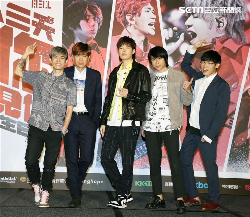 八三夭樂團團長兼鍵盤手小橘、主唱兼吉他手阿璞、貝斯手霸天、吉他手劉逼與鼓手阿電，發布「八三夭想見你想見你想見你」2020高雄巨蛋生日趴。（記者邱榮吉/攝影）