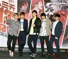八三夭樂團團長兼鍵盤手小橘、主唱兼吉他手阿璞、貝斯手霸天、吉他手劉逼與鼓手阿電，發布「八三夭想見你想見你想見你」2020高雄巨蛋生日趴。（記者邱榮吉/攝影）