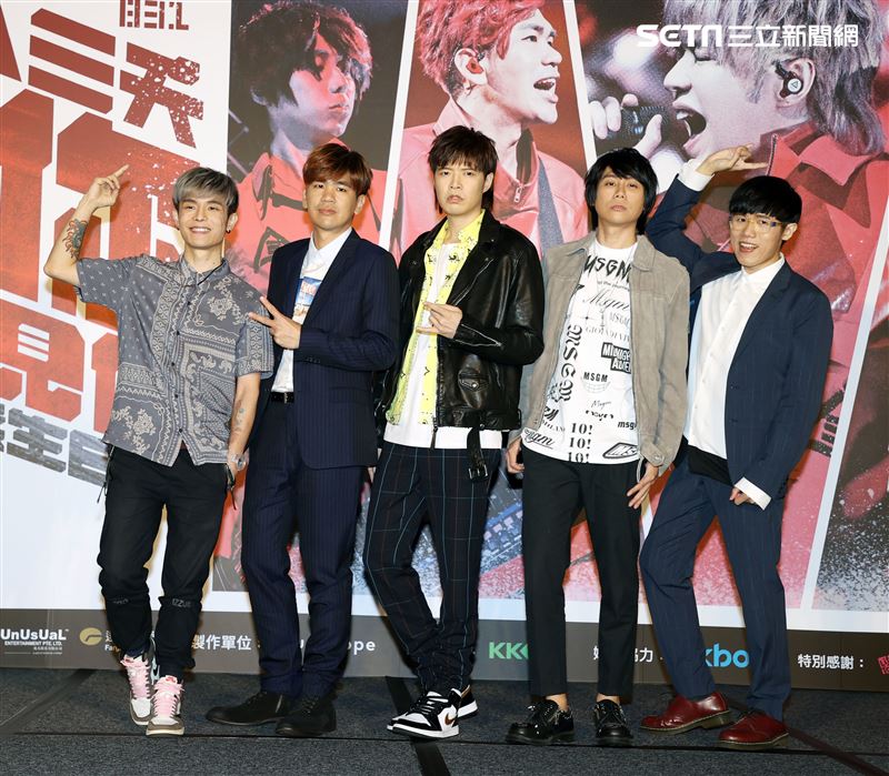 八三夭樂團團長兼鍵盤手小橘、主唱兼吉他手阿璞、貝斯手霸天、吉他手劉逼與鼓手阿電，發布「八三夭想見你想見你想見你」2020高雄巨蛋生日趴。（記者邱榮吉/攝影）