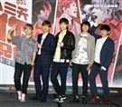 八三夭樂團團長兼鍵盤手小橘、主唱兼吉他手阿璞、貝斯手霸天、吉他手劉逼與鼓手阿電，發布「八三夭想見你想見你想見你」2020高雄巨蛋生日趴。（記者邱榮吉/攝影）