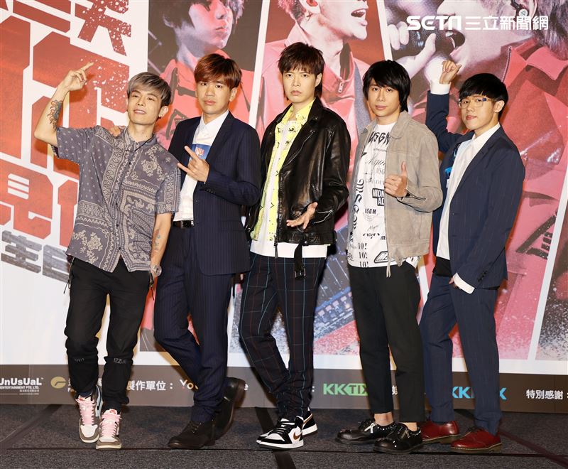 八三夭樂團團長兼鍵盤手小橘、主唱兼吉他手阿璞、貝斯手霸天、吉他手劉逼與鼓手阿電，發布「八三夭想見你想見你想見你」2020高雄巨蛋生日趴。（記者邱榮吉/攝影）