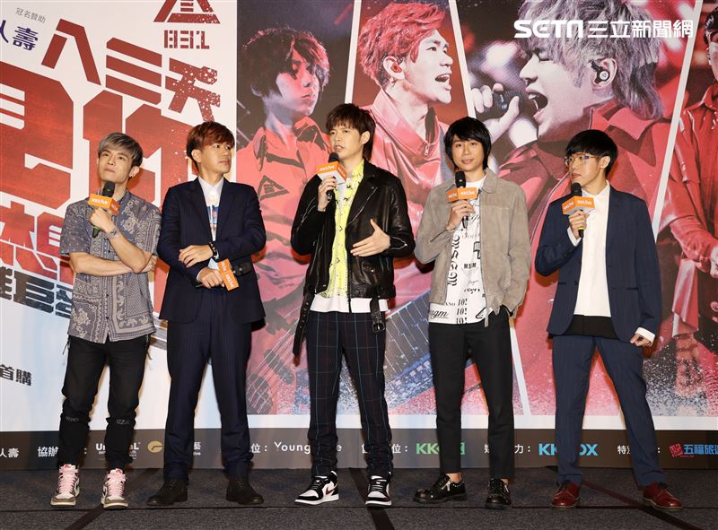 八三夭樂團團長兼鍵盤手小橘、主唱兼吉他手阿璞、貝斯手霸天、吉他手劉逼與鼓手阿電，發布「八三夭想見你想見你想見你」2020高雄巨蛋生日趴。（記者邱榮吉/攝影）