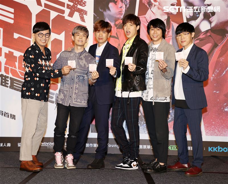 八三夭樂團團長兼鍵盤手小橘、主唱兼吉他手阿璞、貝斯手霸天、吉他手劉逼與鼓手阿電，發布「八三夭想見你想見你想見你」2020高雄巨蛋生日趴。（記者邱榮吉/攝影）