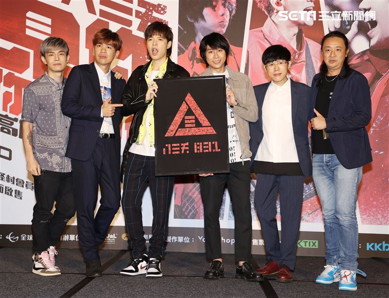 八三夭樂團團長兼鍵盤手小橘、主唱兼吉他手阿璞、貝斯手霸天、吉他手劉逼與鼓手阿電，發布「八三夭想見你想見你想見你」2020高雄巨蛋生日趴。（記者邱榮吉/攝影）