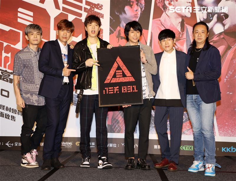 八三夭樂團團長兼鍵盤手小橘、主唱兼吉他手阿璞、貝斯手霸天、吉他手劉逼與鼓手阿電，發布「八三夭想見你想見你想見你」2020高雄巨蛋生日趴。（記者邱榮吉/攝影）