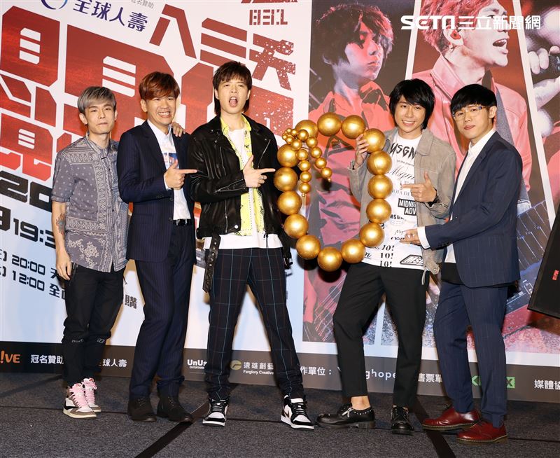 八三夭樂團團長兼鍵盤手小橘、主唱兼吉他手阿璞、貝斯手霸天、吉他手劉逼與鼓手阿電，發布「八三夭想見你想見你想見你」2020高雄巨蛋生日趴。（記者邱榮吉/攝影）