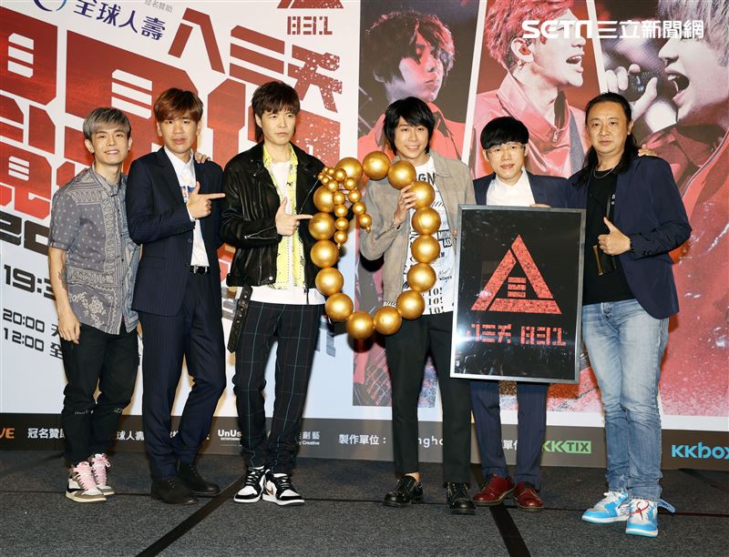 八三夭樂團團長兼鍵盤手小橘、主唱兼吉他手阿璞、貝斯手霸天、吉他手劉逼與鼓手阿電，發布「八三夭想見你想見你想見你」2020高雄巨蛋生日趴。（記者邱榮吉/攝影）