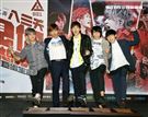 八三夭樂團團長兼鍵盤手小橘、主唱兼吉他手阿璞、貝斯手霸天、吉他手劉逼與鼓手阿電，發布「八三夭想見你想見你想見你」2020高雄巨蛋生日趴。（記者邱榮吉/攝影）