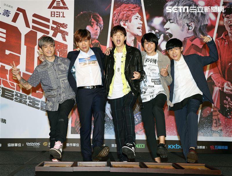 八三夭樂團團長兼鍵盤手小橘、主唱兼吉他手阿璞、貝斯手霸天、吉他手劉逼與鼓手阿電，發布「八三夭想見你想見你想見你」2020高雄巨蛋生日趴。（記者邱榮吉/攝影）