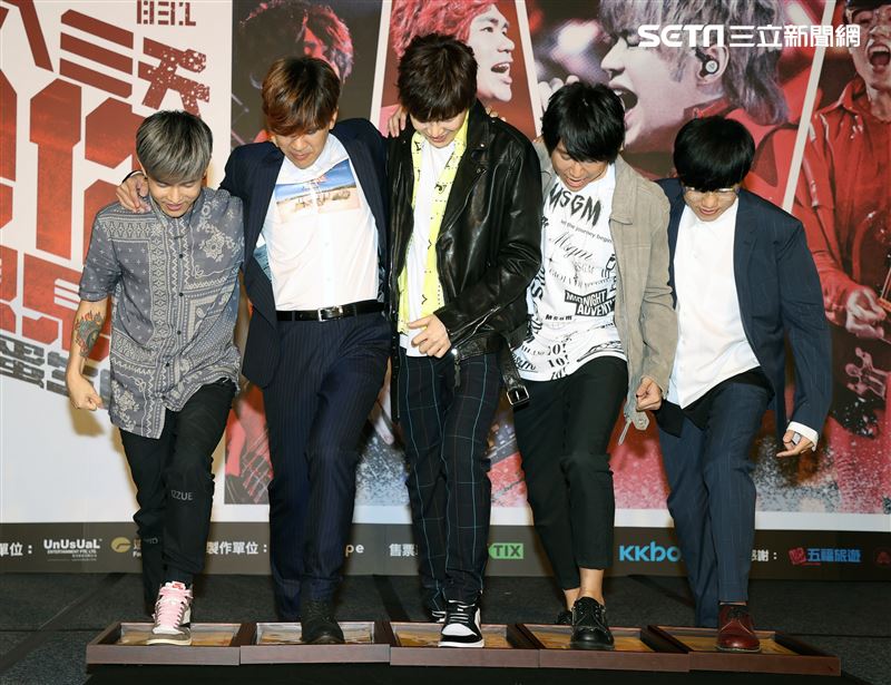 八三夭樂團團長兼鍵盤手小橘、主唱兼吉他手阿璞、貝斯手霸天、吉他手劉逼與鼓手阿電，發布「八三夭想見你想見你想見你」2020高雄巨蛋生日趴。（記者邱榮吉/攝影）