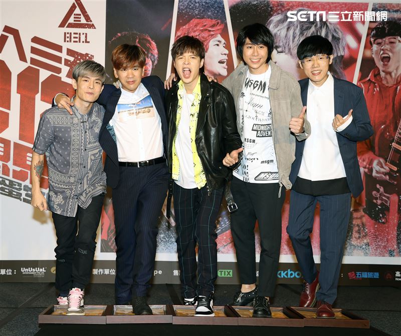 八三夭樂團團長兼鍵盤手小橘、主唱兼吉他手阿璞、貝斯手霸天、吉他手劉逼與鼓手阿電，發布「八三夭想見你想見你想見你」2020高雄巨蛋生日趴。（記者邱榮吉/攝影）