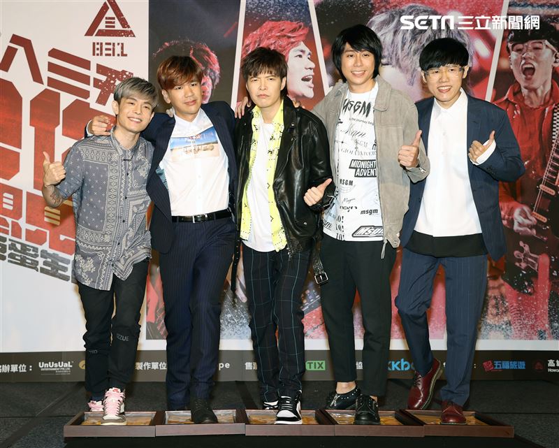 八三夭樂團團長兼鍵盤手小橘、主唱兼吉他手阿璞、貝斯手霸天、吉他手劉逼與鼓手阿電，發布「八三夭想見你想見你想見你」2020高雄巨蛋生日趴。（記者邱榮吉/攝影）