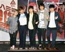 八三夭樂團團長兼鍵盤手小橘、主唱兼吉他手阿璞、貝斯手霸天、吉他手劉逼與鼓手阿電，發布「八三夭想見你想見你想見你」2020高雄巨蛋生日趴。（記者邱榮吉/攝影）
