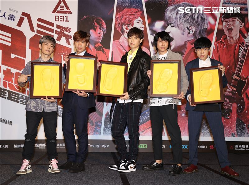 八三夭樂團團長兼鍵盤手小橘、主唱兼吉他手阿璞、貝斯手霸天、吉他手劉逼與鼓手阿電，發布「八三夭想見你想見你想見你」2020高雄巨蛋生日趴。（記者邱榮吉/攝影）