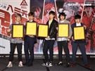 八三夭樂團團長兼鍵盤手小橘、主唱兼吉他手阿璞、貝斯手霸天、吉他手劉逼與鼓手阿電，發布「八三夭想見你想見你想見你」2020高雄巨蛋生日趴。（記者邱榮吉/攝影）