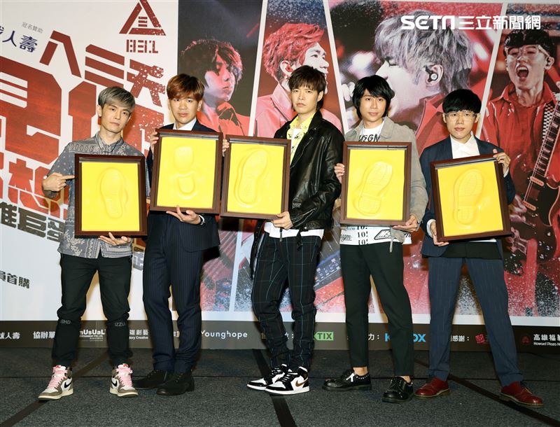 八三夭樂團團長兼鍵盤手小橘、主唱兼吉他手阿璞、貝斯手霸天、吉他手劉逼與鼓手阿電，發布「八三夭想見你想見你想見你」2020高雄巨蛋生日趴。（記者邱榮吉/攝影）