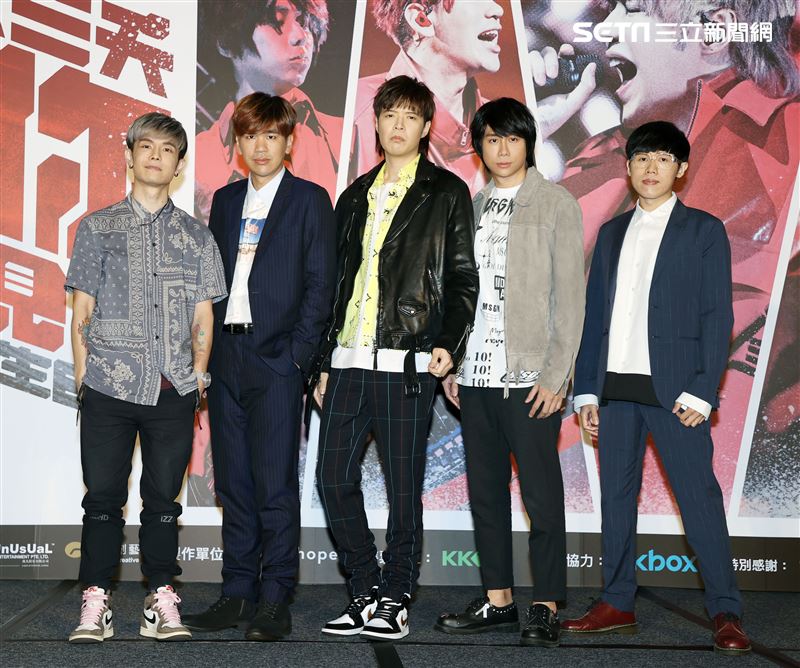 八三夭樂團團長兼鍵盤手小橘、主唱兼吉他手阿璞、貝斯手霸天、吉他手劉逼與鼓手阿電，發布「八三夭想見你想見你想見你」2020高雄巨蛋生日趴。（記者邱榮吉/攝影）