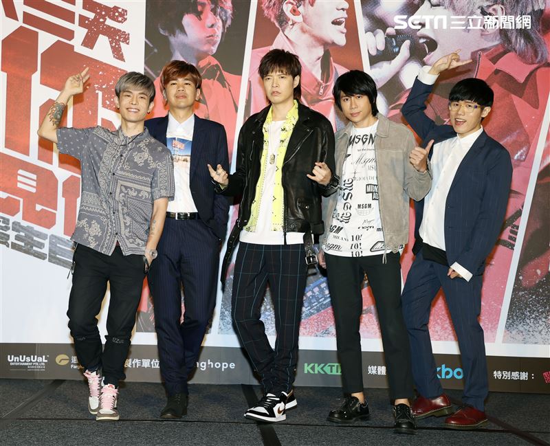 八三夭樂團團長兼鍵盤手小橘、主唱兼吉他手阿璞、貝斯手霸天、吉他手劉逼與鼓手阿電，發布「八三夭想見你想見你想見你」2020高雄巨蛋生日趴。（記者邱榮吉/攝影）