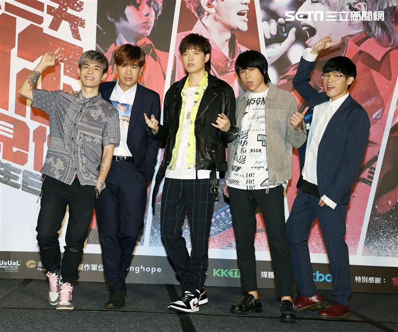 八三夭樂團團長兼鍵盤手小橘、主唱兼吉他手阿璞、貝斯手霸天、吉他手劉逼與鼓手阿電，發布「八三夭想見你想見你想見你」2020高雄巨蛋生日趴。（記者邱榮吉/攝影）