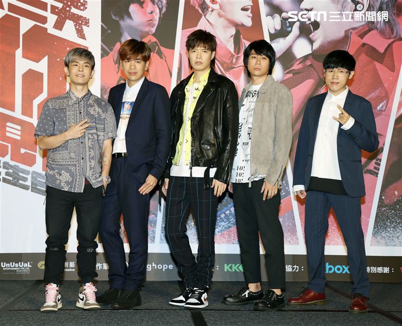 八三夭樂團團長兼鍵盤手小橘、主唱兼吉他手阿璞、貝斯手霸天、吉他手劉逼與鼓手阿電，發布「八三夭想見你想見你想見你」2020高雄巨蛋生日趴。（記者邱榮吉/攝影）