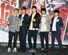 八三夭樂團團長兼鍵盤手小橘、主唱兼吉他手阿璞、貝斯手霸天、吉他手劉逼與鼓手阿電，發布「八三夭想見你想見你想見你」2020高雄巨蛋生日趴。（記者邱榮吉/攝影）