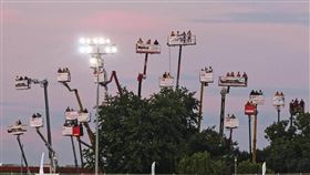 你閉門我照看！球迷「神招」架觀眾席
波蘭,足球,起重機,高空作業車,閉門比賽
翻攝自reddit