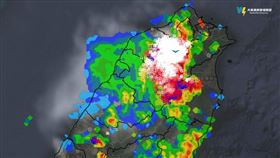臉書氣象粉專「天氣風險 WeatherRisk」稍早發文指出，大台北、桃園目前被超大顆的午後雷雨襲擊中