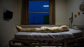 印尼社群網站近日瘋傳一張武漢肺炎罹難者全身包覆塑膠膜躺在床上的照片。（圖／翻攝自instagram.com/joshirwandi）
