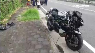 騎士過彎摔車　138萬重機撞成廢鐵