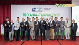 亞洲生技大會主席李鍾熙（右八）與12家得獎單位合影留念。