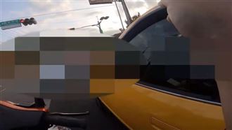 小黃貼身超車…騎士怒曝影片　網戰翻