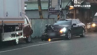 賓士追撞路邊休旅車　駕駛竟拖吊肇逃