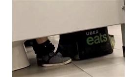 外送員上大號把裝食物的外送袋也帶進去，引發網友抨擊。（圖／翻攝自5ch）