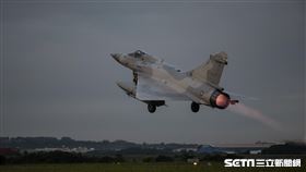 漢光第二天/空軍第二聯隊幻象戰機清晨緊急起飛，執行聯合防空作戰任務。（圖／國防部提供）