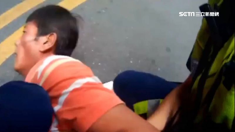 醉男見爭執亂入　暴怒舉酒瓶痛毆女子
