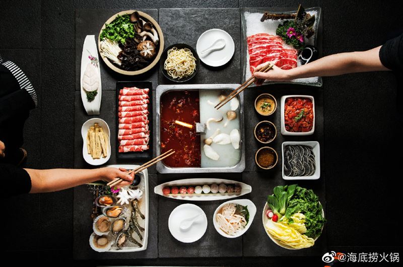 陸海底撈肉片藏塑膠　害她胃痛秒就醫