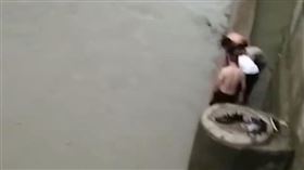 小孩意外落水！中共官員「沒救人」卻搶功　網：這就是黨性（圖／翻攝自時間視頻微博）