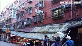 中和,勝利市場,屋簷,鐵皮,　翻攝臉書《我是中和人》