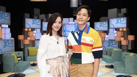 薛仕凌與孟耿如《做工》劇中詮釋嚼檳榔的「開怪手工人」，與清涼打扮「檳榔西施」。圖／公視提供