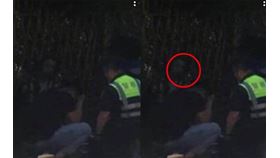 車禍事主身後漂浮著一顆清楚的頭。（圖／翻攝自靈異公社）