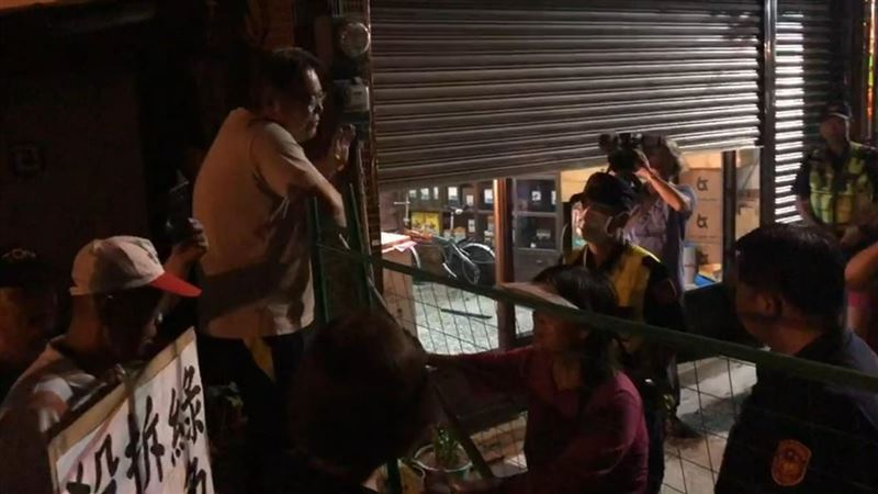 南鐵自救會守夜阻拆　與警推擠對峙