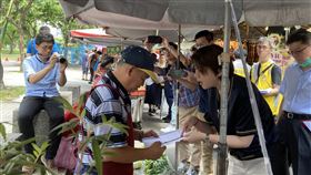 雙連線型公園改造　經多方溝通獲共識雙連攤商自治會日前陳情，盼北捷雙連站旁線型公園改造工程能分段施工。台北市市場處20日說，經多方溝通獲共識，將盡快趕工以減少相關影響，完工後將秉持「5要」原則納管。圖為台北市副市長黃珊珊（前右）與當地攤販溝通。（台北市市場處提供）中央社記者黃麗芸傳真　109年7月20日