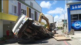 台東車陷大洞。（圖／記者王浩原攝影）